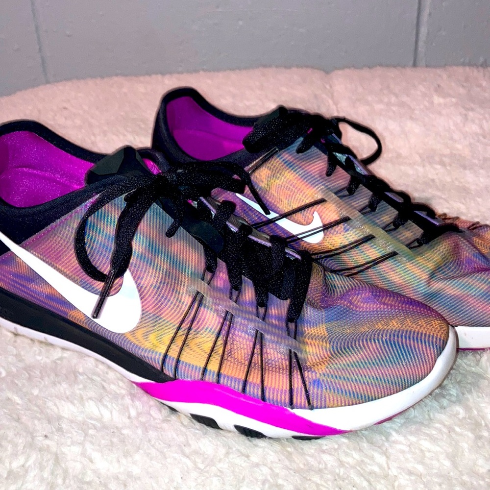Women’s NIKE FREE TR 6’s multicolored size 7